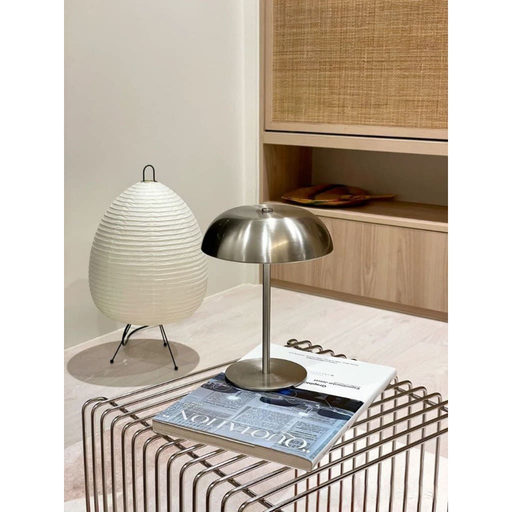 Luminária Minimalista Monocromática Mesa – Abajur Metálico Prata ou Dourado para Decoração Moderna