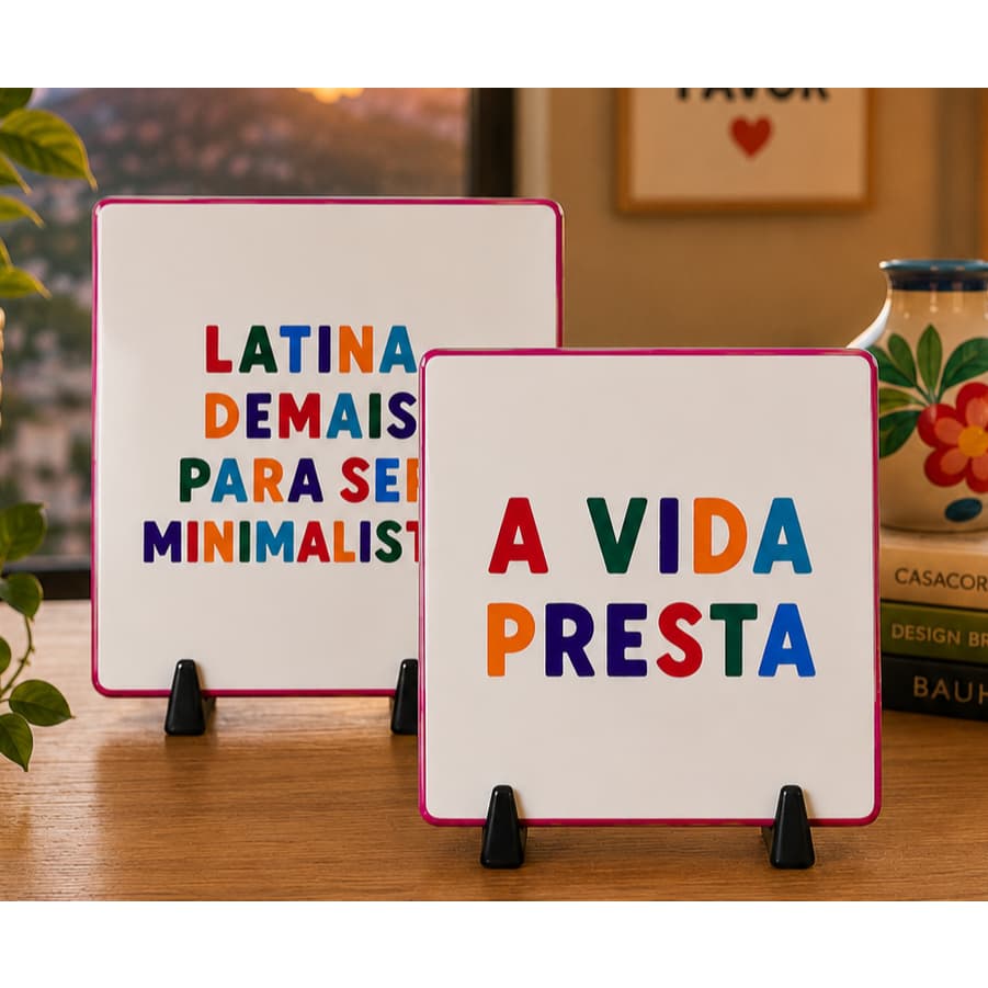 Azulejo Decorativo com Frase Personalizada Latina Demais e a Vida Presta | Decoração Moderna com Suporte