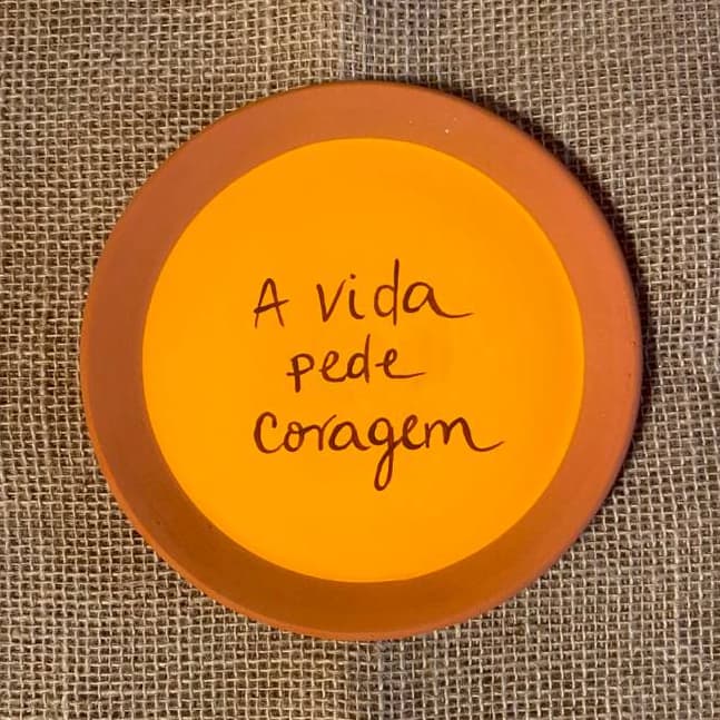 PRATO DE CERÂMICA ARTESANAL DECORATIVO 18CM (com gancho para pendurar).