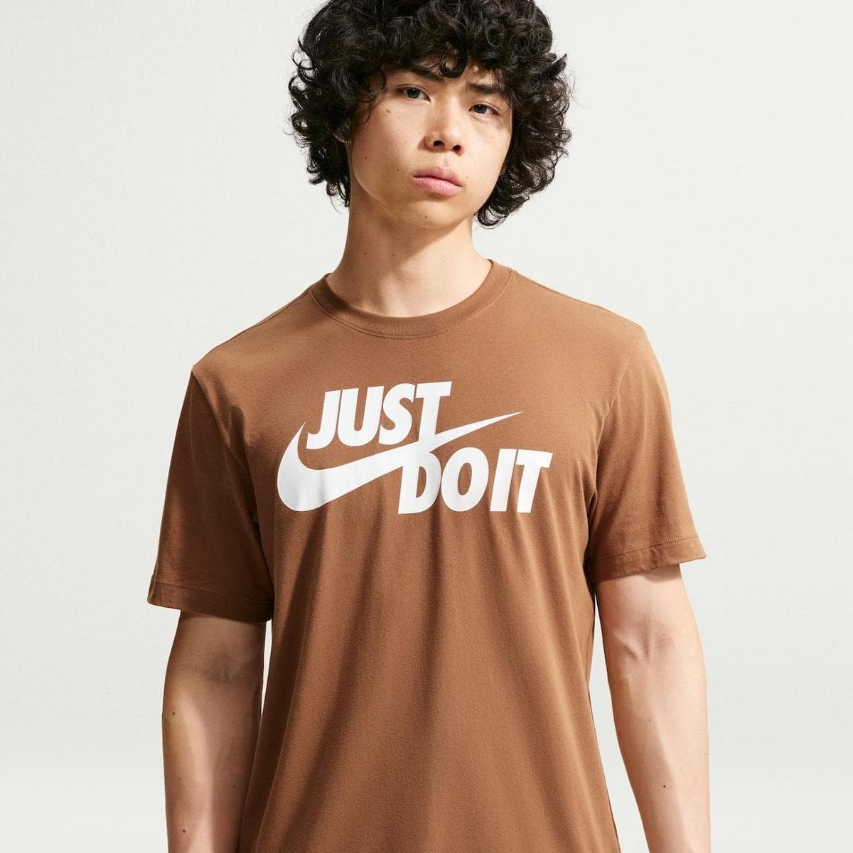 Camiseta Nike Sportswear Jdi Masculina Marrom branco