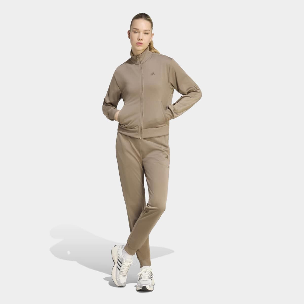 Conjunto Adidas Essentials Feminino Bege claro